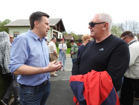 Pohod po novozgrajenih pločnikih 63